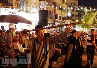 الآلاف يحتفلون بمولد السيدة مساء أمس الأول - تصوير: محمد الميمونى